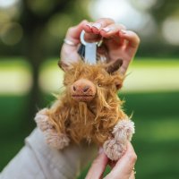 Wrendale Designs Anhänger Kuh Gordon Highland Cow im Wald | Kuscheltier.Boutique