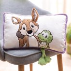 Dekorativ sitzt das rechteckige NICI Forest Friends Rehbock René Roebuck Kissen auf einem grauen Stuhl