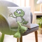 Dekorativ sitzt das quadratische NICI Forest Friends Frosch Fridolin Frog Kissen auf einem grauen Stuhl