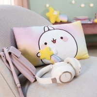 auf einem hellgrauenStuhl: NICI Kissen Molang mit Sternschnuppe ist ein echter Hingucker