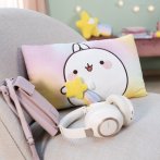 auf einem hellgrauenStuhl: NICI Kissen Molang mit Sternschnuppe ist ein echter Hingucker