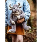 Bearhouse by Charlie Bears Giant Cobblestone Riese auf dem Arm eines Kindes