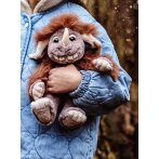 Bearhouse by Charlie Bears Oger  Pebble Kuschelmonster auf dem Arm eines Kindes