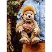 Bearhouse by Charlie Bears Oger  Bedrock Kuschelmonster auf dem Arm eines Kindes