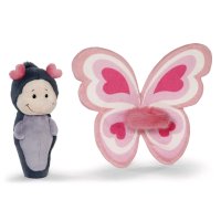 NICI Love Schmetterling aus grauem Plüsch mit einem lächelnden Gesicht, daneben zwei rosa Schmetterlingsflügel mit Herzmuster