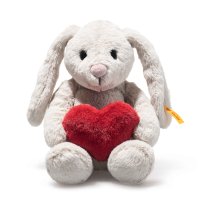 Steiff Friends Hase Hoppie Love aus hellgrauem Plüsch mit einem roten Herz in den Pfötchen