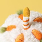 Jellycat Karottenkuchen Amuseables Carrot Cake von oben vor einem gelbem HIntergrund