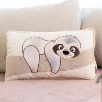 rechteckiges NICI Wild Winter Kissen Faultier Izzy Icetumbler auf einem hellen Sofa