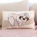 rechteckiges NICI Wild Winter Kissen Faultier Izzy Icetumbler auf einem hellen Sofa