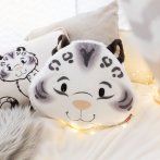 rundes NICI Wild Winter Kissen Schneeleopard Eleni Snowbell auf einem hellen Sofa