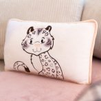 rechteckiges NICI Wild Winter Kissen Schneeleopard Eleni Snowbell auf einem hellen Sofa