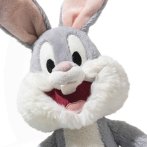 das grau-weiße Steiff Kuscheltier Looney Tunes Hase Bugs Bunny hat ein lachendes, gesticktes Gesicht