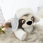 liegendes NICI Wild Winter Kuscheltier Faultier Izzy Icetumbler mit Mütze auf einer Flauschdecke