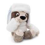 NICI Wild Winter Faultier Izzy Icetumbler aus braunem und weißem Plüsch mit einer hellblauen Wintermütze
