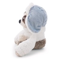 NICI Wild Winter Faultier Izzy Icetumbler mit Mütze, sitzendes Kuscheltier von der Seite