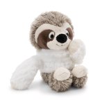 NICI Wild Winter Faultier Izzy Icetumbler aus braunem Plüsch mit einem weißen Jäckchen