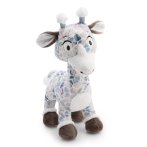 NICI Wild Winter Giraffe Winny Winterfur aus weißem Plüsch mit hellblauen und beigen Flecken