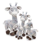 NICI Wild Winter Giraffe Winny Winterfur ist in mehreren Größen erhältlich