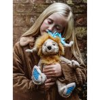 Bearhouse by Charlie Bears Trollmädchen Topaz Blue auf dem Arm eines blonden Mädchens