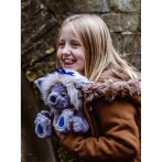Bearhouse by Charlie Bears Trollmädchen Sapphire Sue auf dem Arm eines blonden Mädchens