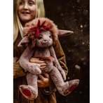 Bearhouse by Charlie Bears Trollmädchen Ruby Roo auf dem Arm eines blonden Mädchens