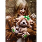 Bearhouse by Charlie Bears Trollmädchen Emerald Lou auf dem Arm eines blonden Mädchens