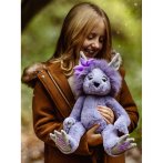 Bearhouse by Charlie Bears Trollmädchen Amethyst Boo auf dem Arm eines blonden Mädchens