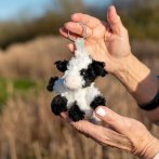 Wrendale Designs Anhänger Kuh Mathilda Holstein Cow vor einer Wiese