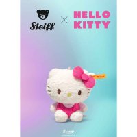 Steiff x Hello Kitty Schriftzug und der weiße Taschenanhänger vor einem türkisblauem Hintergrund