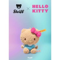 Steiff x Hello Kitty Schriftzug und der beige Taschenanhänger vor einem türkisblauem Hintergrund