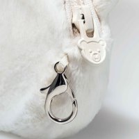 Detail Steiff Hello Kitty Geldbeutel: weißer Zipper und silberfarbener Metallkarabiner