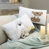 kuscheliges Plätzchen mit beiden Nici Cosy Winter Kissen im Kerzenschein