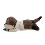 liegendes NICI Cosy Winter Kuscheltier Otter Ophelio mit Fisch von der Seite