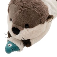 liegendes NICI Cosy Winter Kuscheltier Otter Ophelio mit Fisch, Gesicht schräg von vorn
