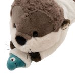 liegendes NICI Cosy Winter Kuscheltier Otter Ophelio mit Fisch, Gesicht schräg von vorn