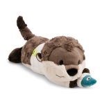 Vorderseite liegendes NICI Cosy Winter Kuscheltier Otter Ophelio mit Fisch