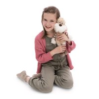 NICI Cosy Winter Kuscheltier Hund Jaxs 30cm auf dem Arm eines Mädchens