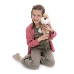 NICI Cosy Winter Kuscheltier Hund Jaxs 30cm auf dem Arm eines Mädchens